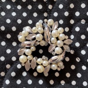 Vintage Trifari Silver brooch🌼🌿